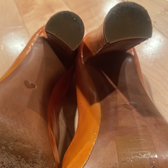 Vintage yellow Moschino high heel shoes, worn once size 8 - Picture 8 of 11